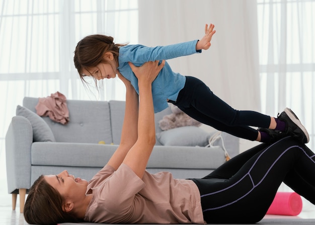 Тренировка матери с ребенком в помещении