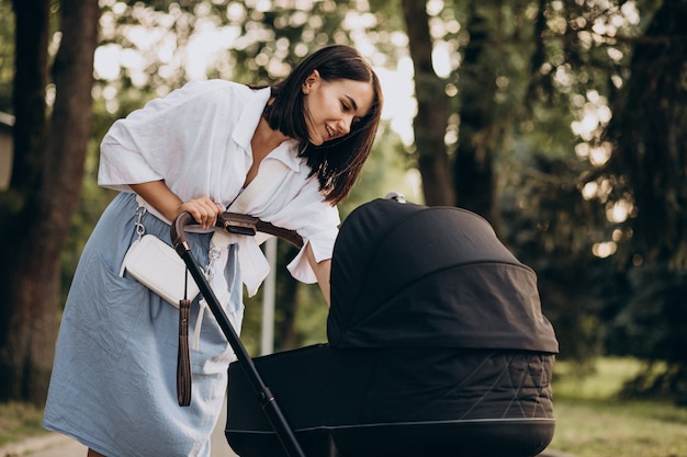 Madre che cammina con la sua bambina nel parco