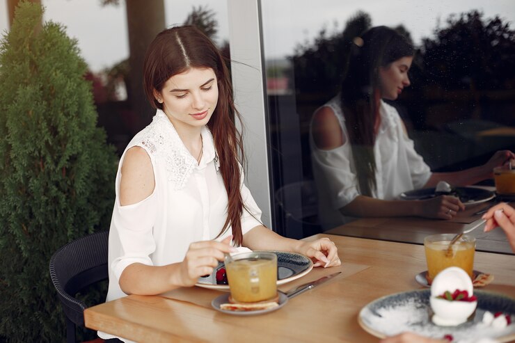 Free Photo mother with adult daughter sitting in a cafe