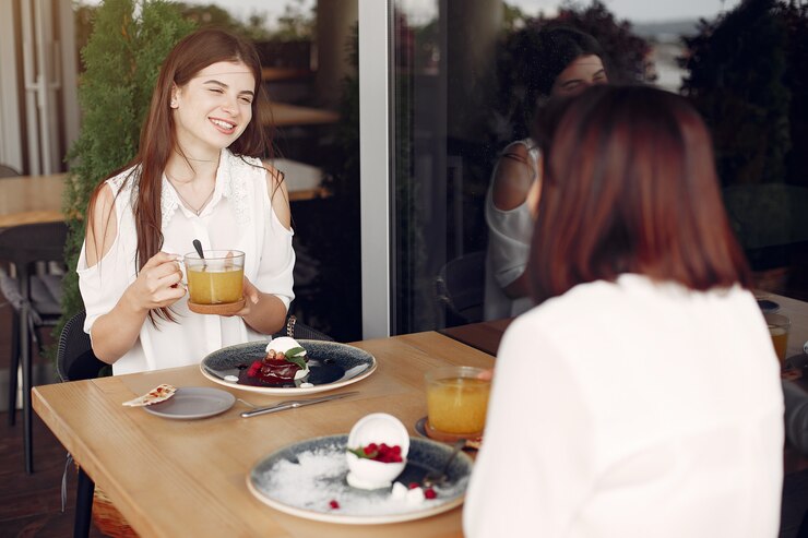 Free Photo mother with adult daughter sitting in a cafe