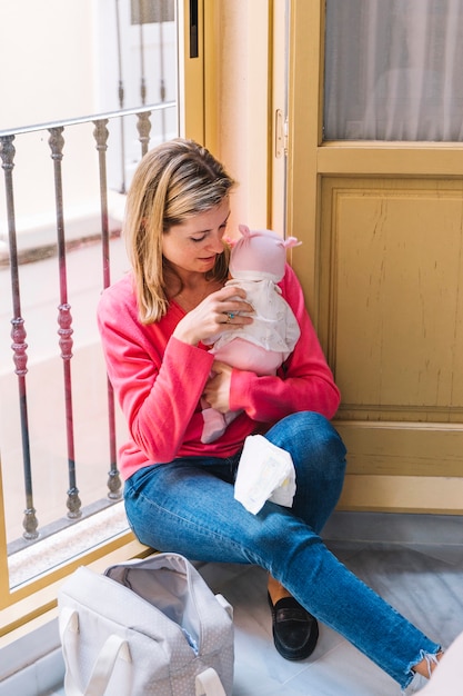 Foto gratuita madre con bambino davanti alla finestra