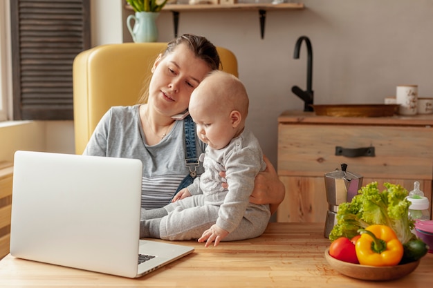 Foto gratuita madre con bambino a casa