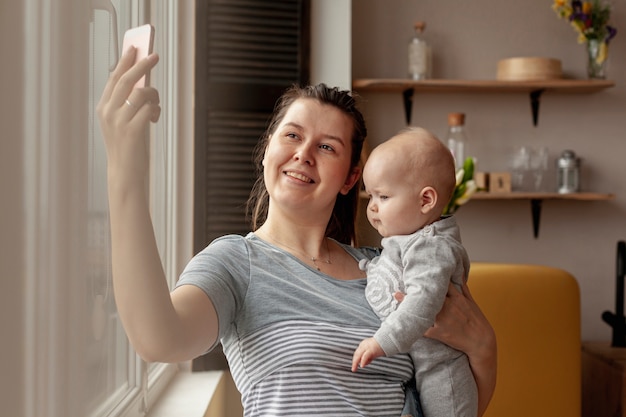 Foto gratuita madre con bambino a casa