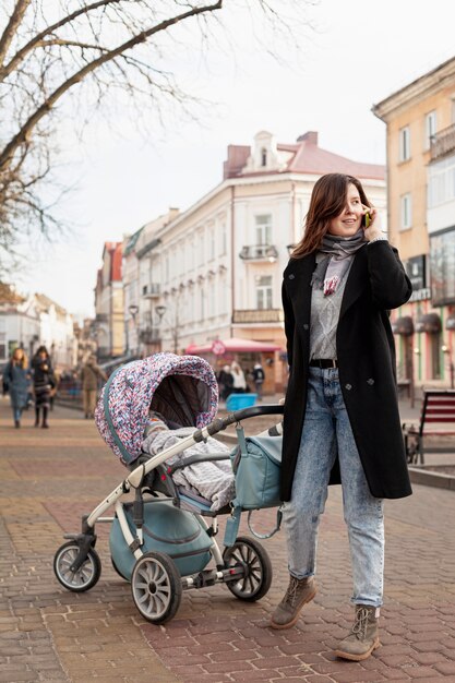 Foto gratuita madre con bambino all'aperto