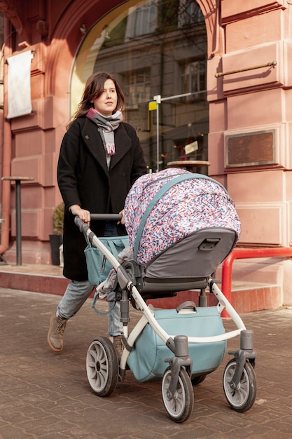 Foto gratuita madre con bambino all'aperto