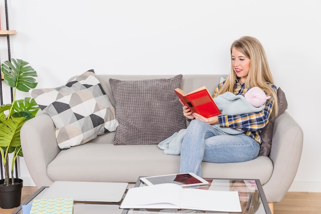 Madre con il libro di lettura del bambino