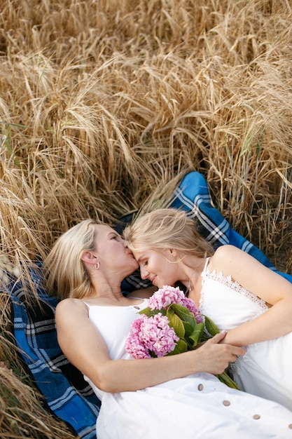 Foto gratuita madre con bella figlia in un campo in autunno