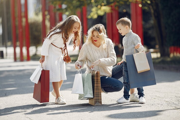 Free Photo mother with child with shopping bag in a city