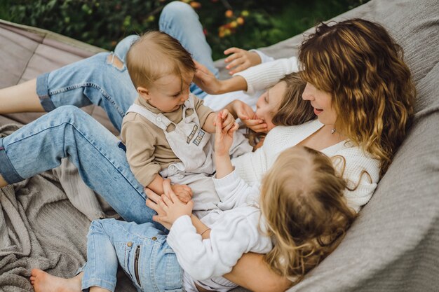 ハンモックで楽しんでいる子供を持つ母。ママと子供たちがハンモックで。