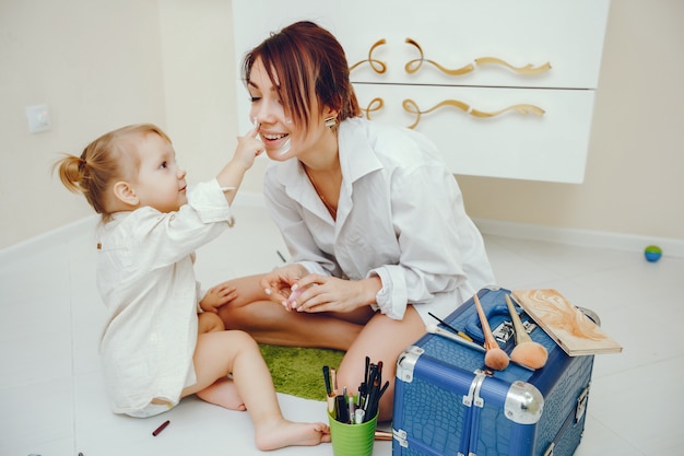 Free photo mother with cute daughter in a bathroom