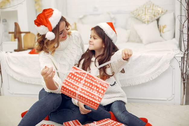 クリスマスの装飾でかわいい娘を持つ母