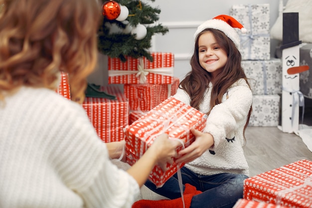 クリスマスの装飾でかわいい娘を持つ母