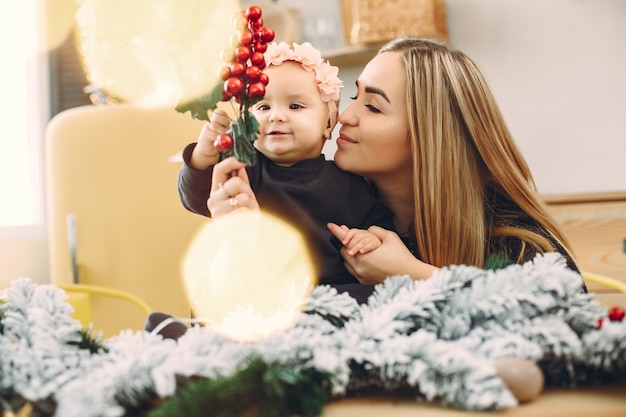 クリスマスの装飾でかわいい娘を持つ母