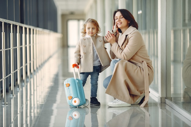 Free photo mother with daughter at the airport