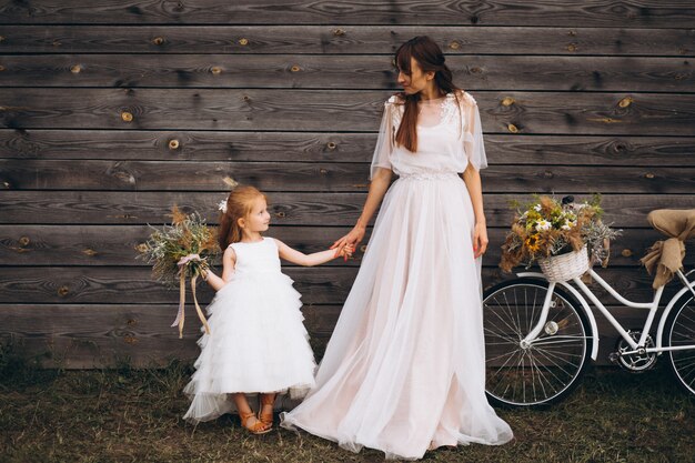 자전거로 아름다운 드레스에 딸과 함께 어머니