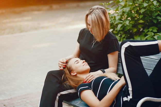 Foto gratuita madre con figlia in una città