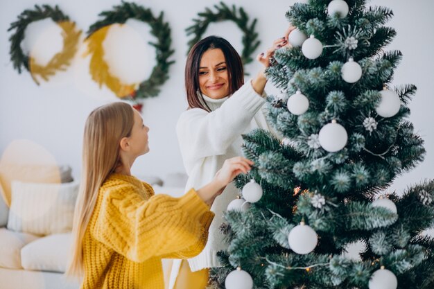 Мать с дочерью украшают елку