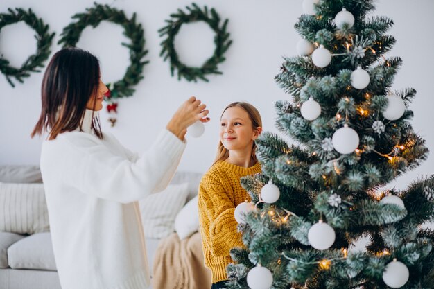 クリスマスツリーを飾る娘と母