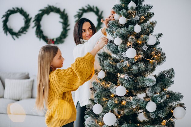 クリスマスツリーを飾る娘と母