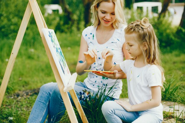Мать с дочерью, рисование в парке