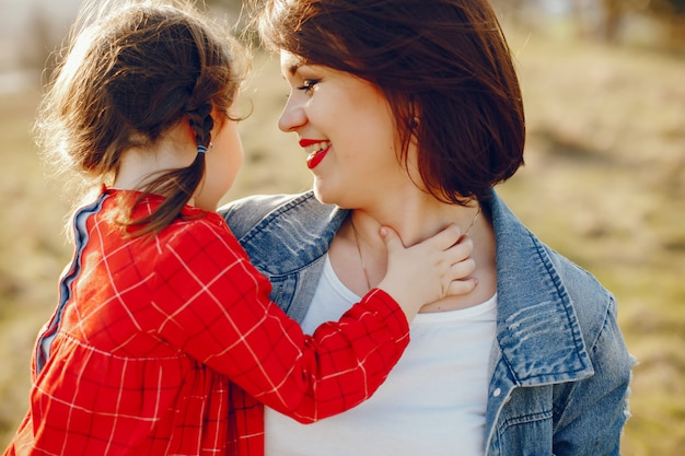 Free photo mother with daughter in a forest