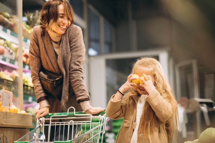 Free Photo mother with daughter at a grocery store