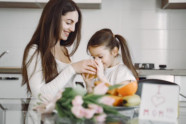 Madre con figlia a casa