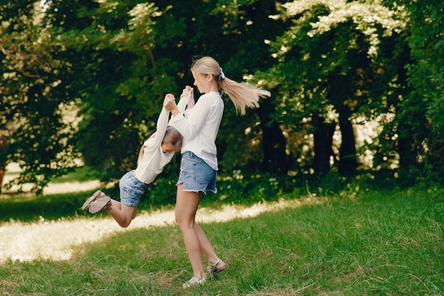 Free photo mother with daughter in a park