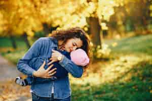 Free photo mother with daughter in a park