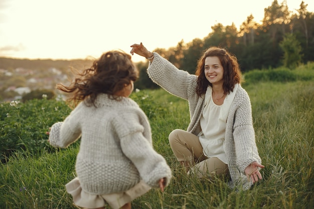 無料写真 夏の畑で遊ぶ娘を持つ母
