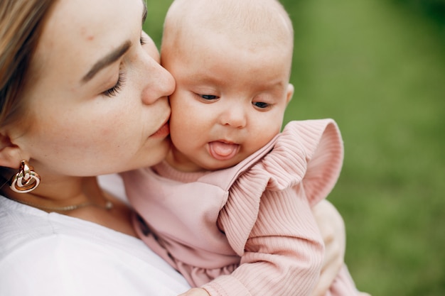 Madre con la figlia che gioca in un campo estivo