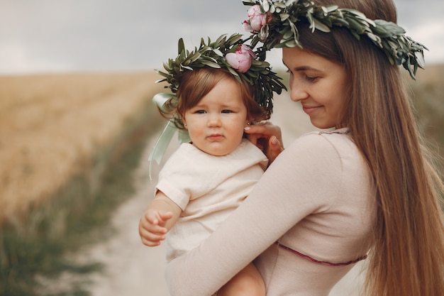 Madre con la figlia che gioca in un campo estivo