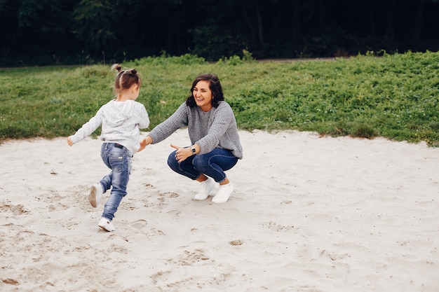 Madre con la figlia che gioca in un parco estivo