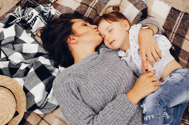 Madre con la figlia che gioca in un parco estivo