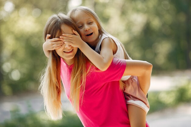 Мать с дочерью, играя в парке летом