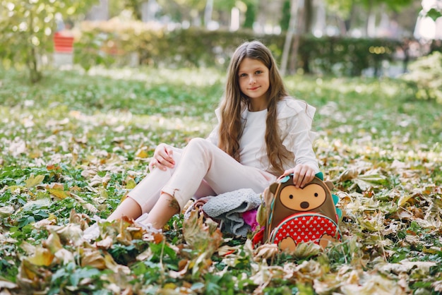 Madre con la figlia che gioca in un parco estivo