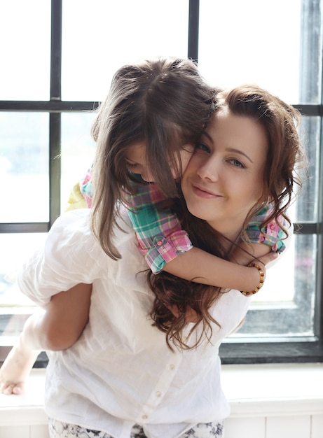 Free photo mother with daughter posing