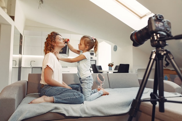 Foto gratuita la madre con la figlia spara un blog di bellezza