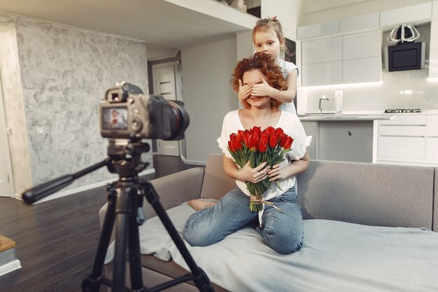 Foto gratuita la madre con la figlia spara un blog a casa