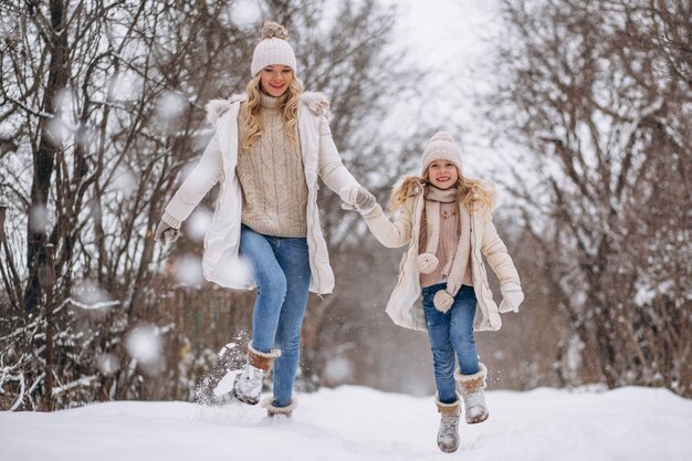 겨울 공원에서 함께 걷는 딸과 어머니