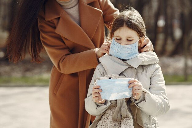 딸과 어머니 마스크에 밖으로 산책