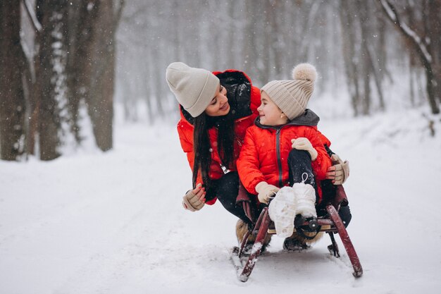 겨울 공원 sledging에 딸과 어머니