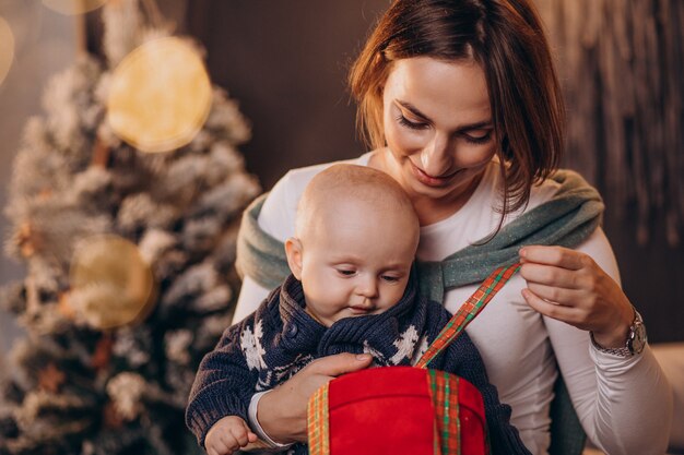 クリスマスを祝う彼女の男の子と母