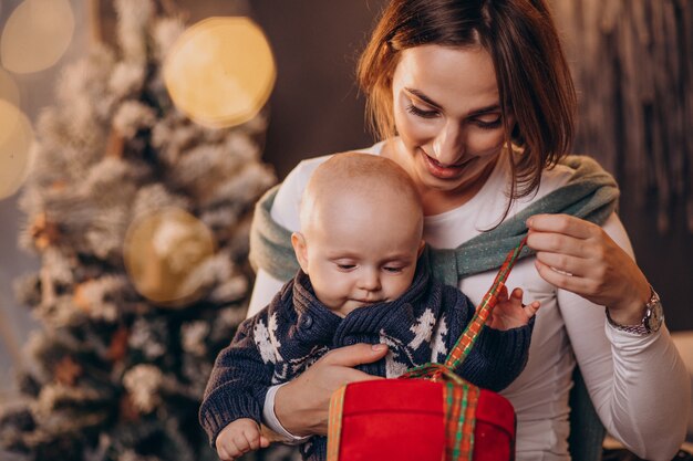 クリスマスを祝う彼女の男の子と母