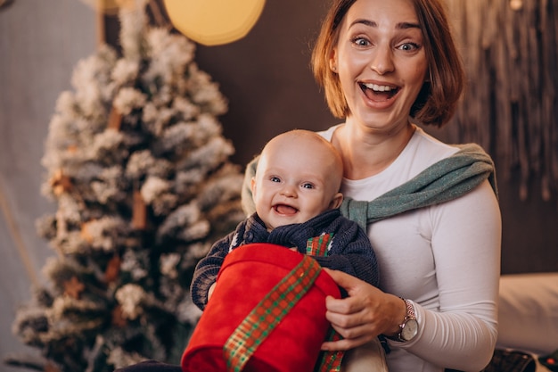 クリスマスを祝う彼女の男の子と母