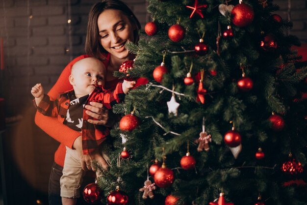 クリスマスを祝う彼女の男の子と母