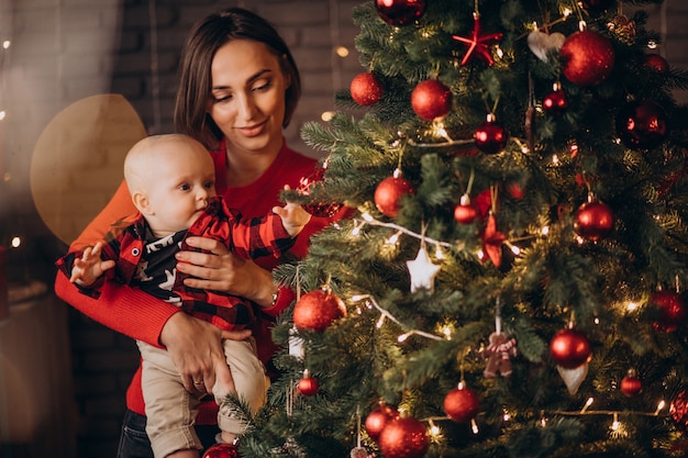 クリスマスを祝う彼女の男の子と母