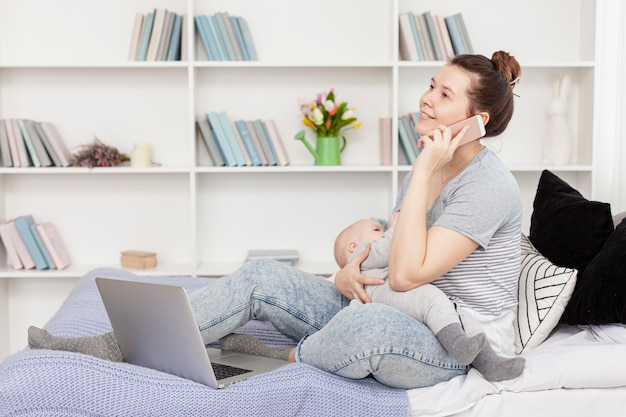 Foto gratuita madre con suo figlio a casa