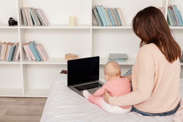 Foto gratuita madre con suo figlio a casa