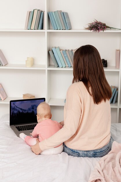 自宅で子供を持つ母